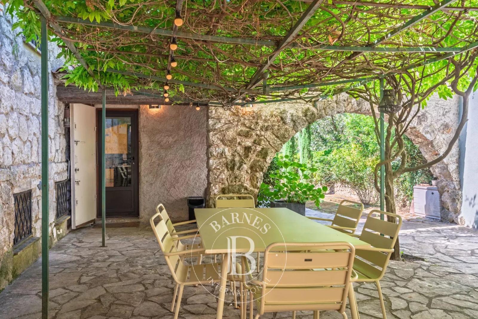Roquefort-les-Pins - Villa familiale de caractère à pied des commodités