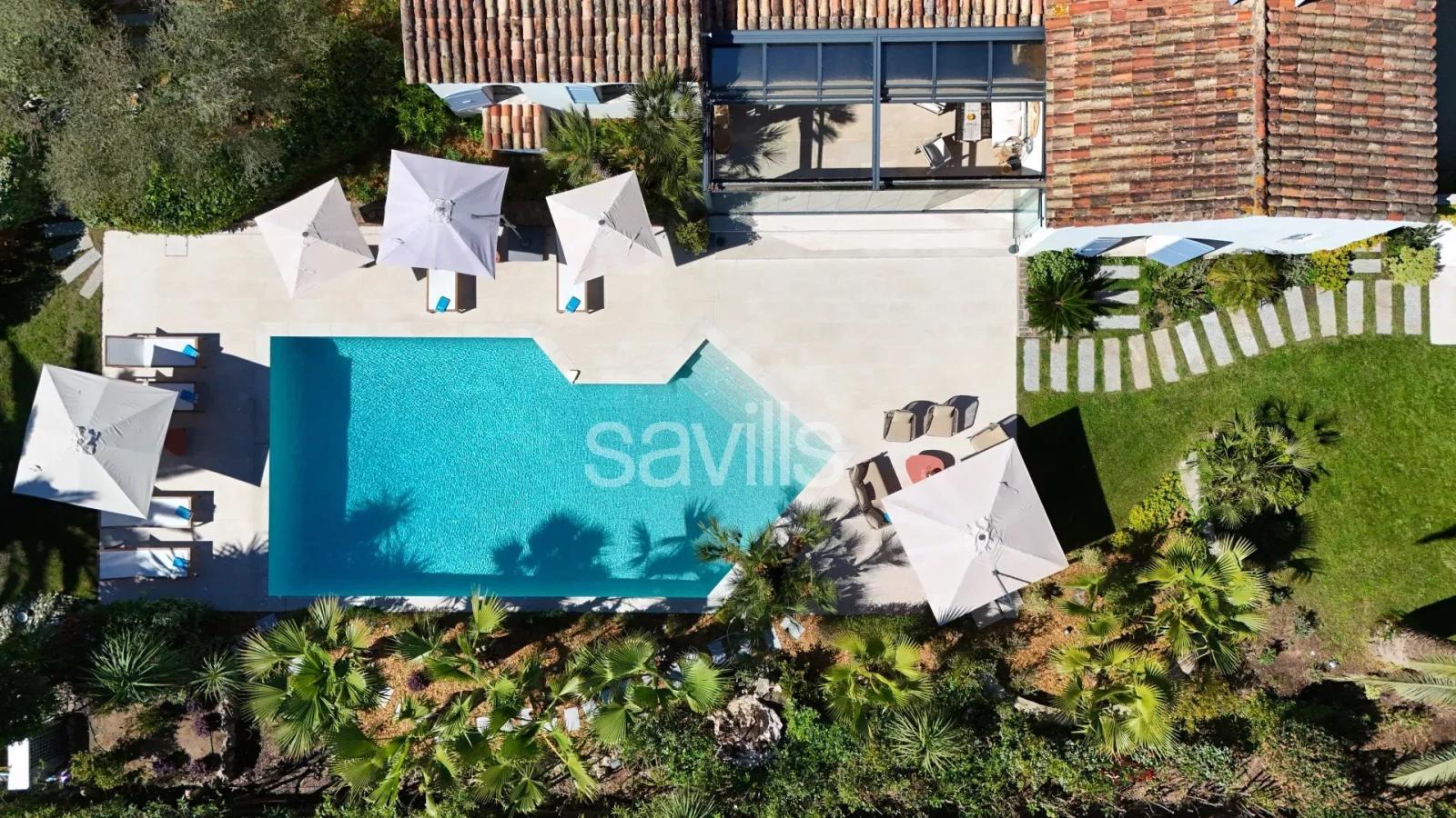 Villa de charme avec piscine et 6 suites proche du centre et accès facile aux plages