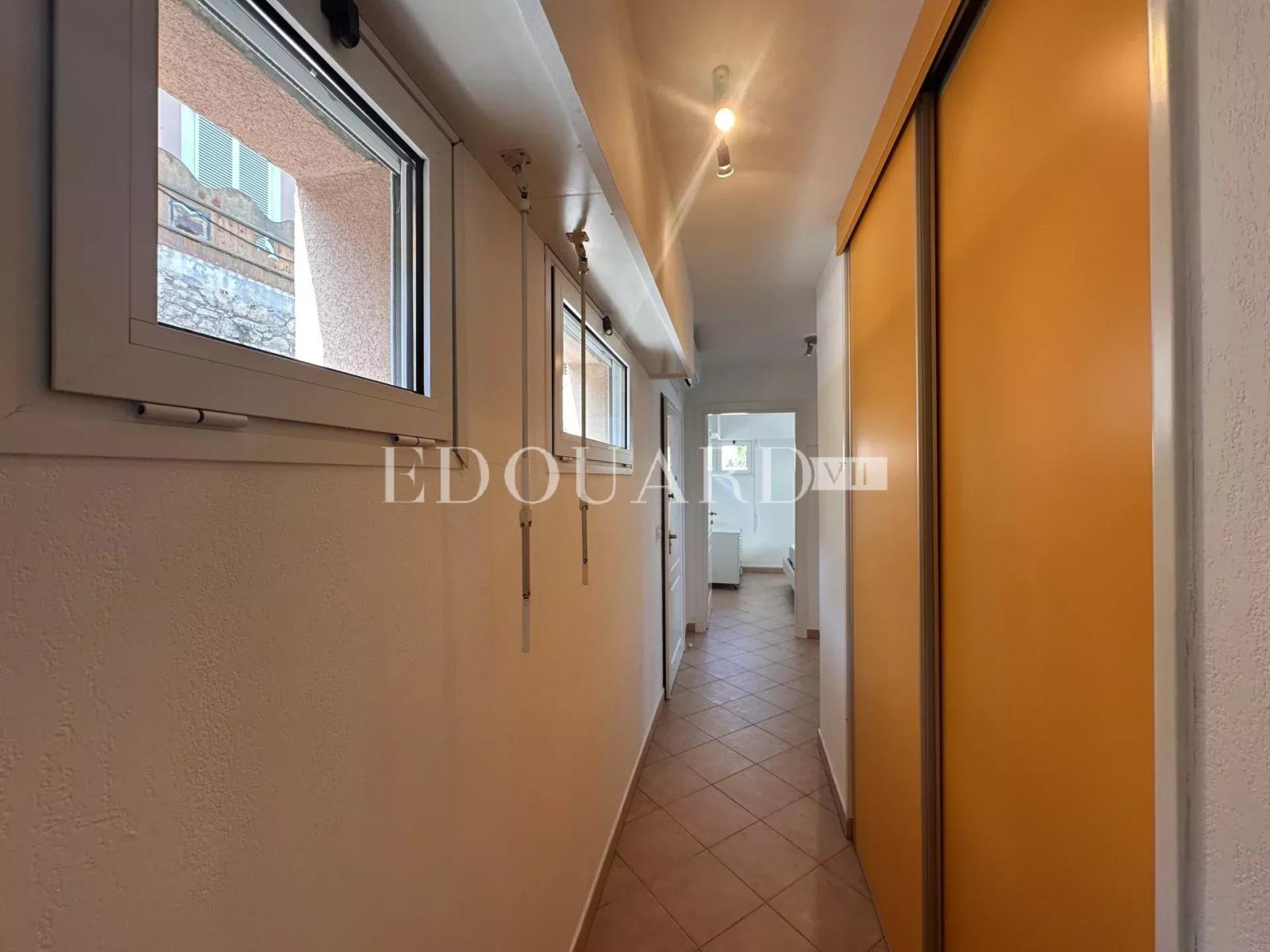 En exclusivité deux pièces avec terrasse, magnifique vue mer, spectaculaire solarium, spacieux parking