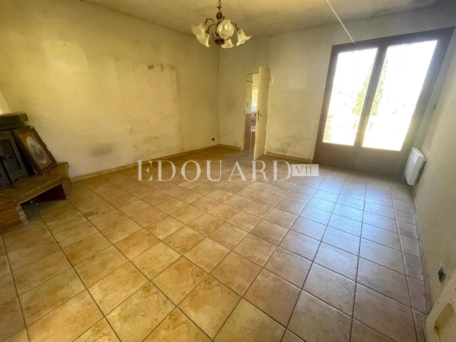 Proche du centre de La Turbie, à vendre maison de village de 180 m² à rénover, divisée en quatre appartements