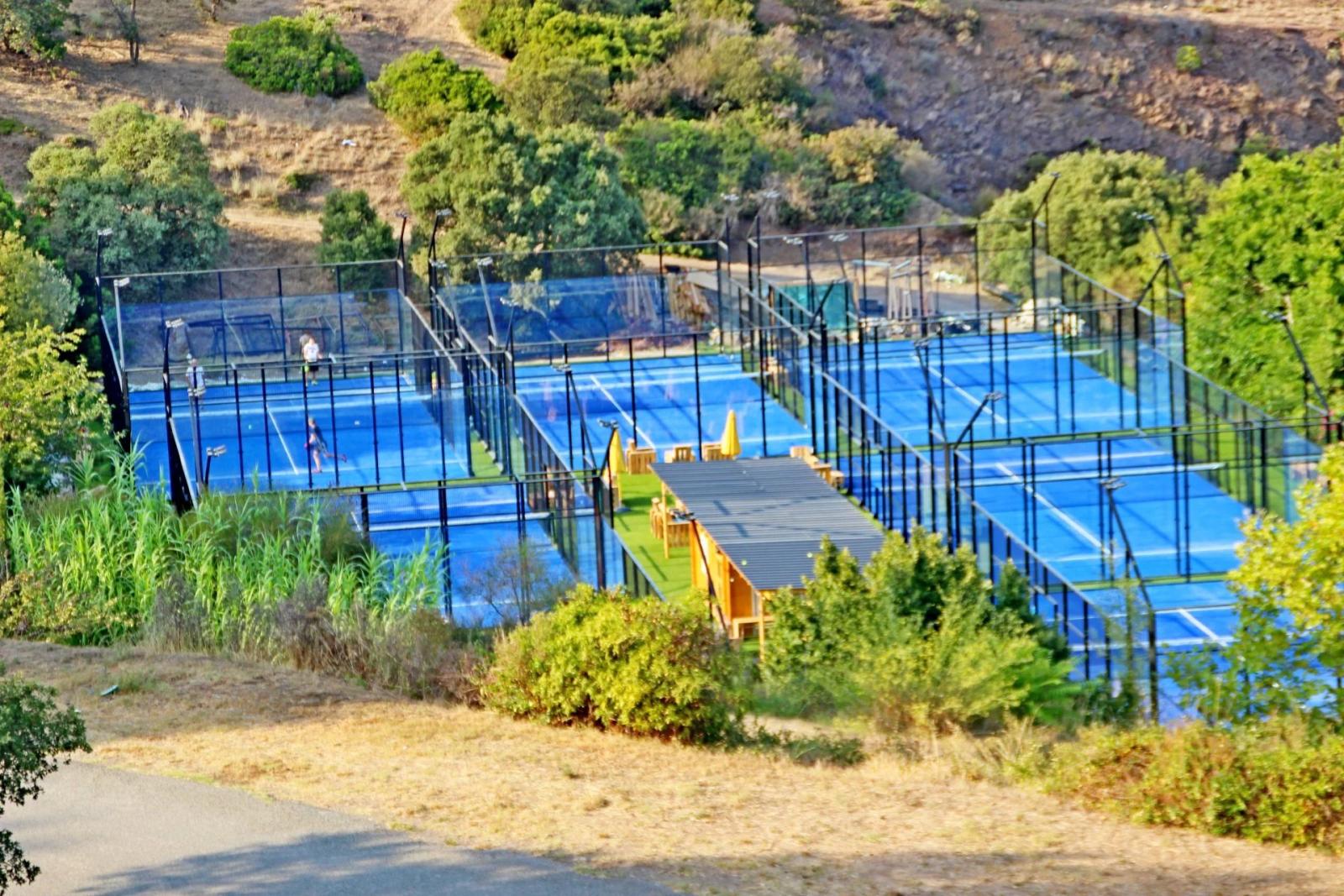 Agay Cap Esterel, dans le centre,  beau studio cabine équipé pour 4 personnes. Belle terrasse couverte