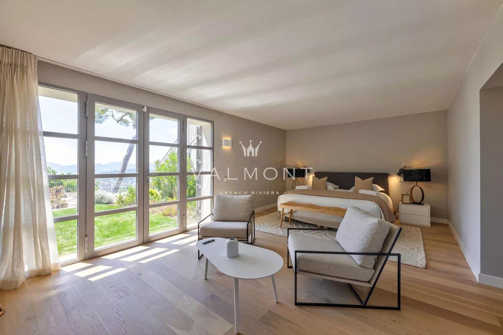 UNE ÉLÉGANTE MAISON MODERNE DE 5 CHAMBRES À CANNES
