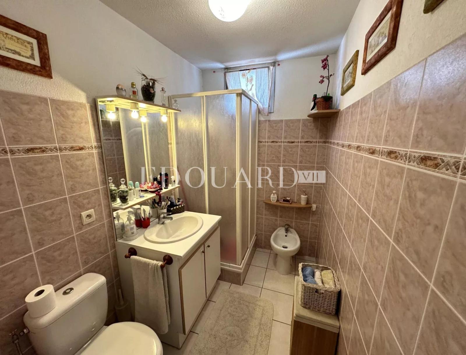 En exclusivité deux pièces en très bon état avec terrasse et cave, au troisième étage d’un immeuble récent