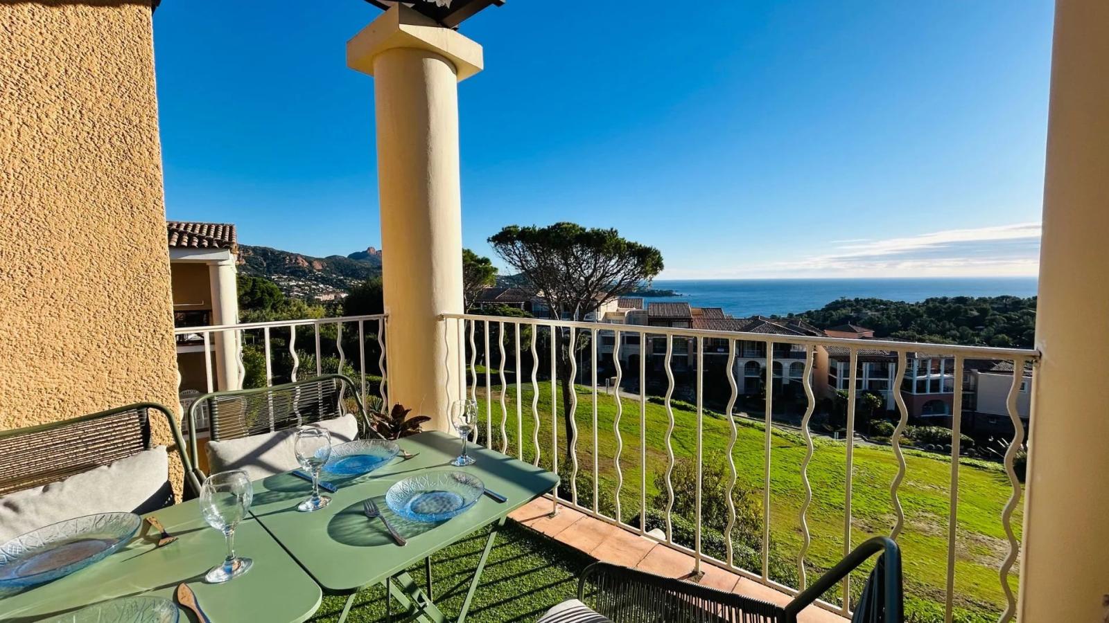 SOUS OFFRE Agay Cap Esterel superbe appartement entièrement rénové, vue mer panoramique