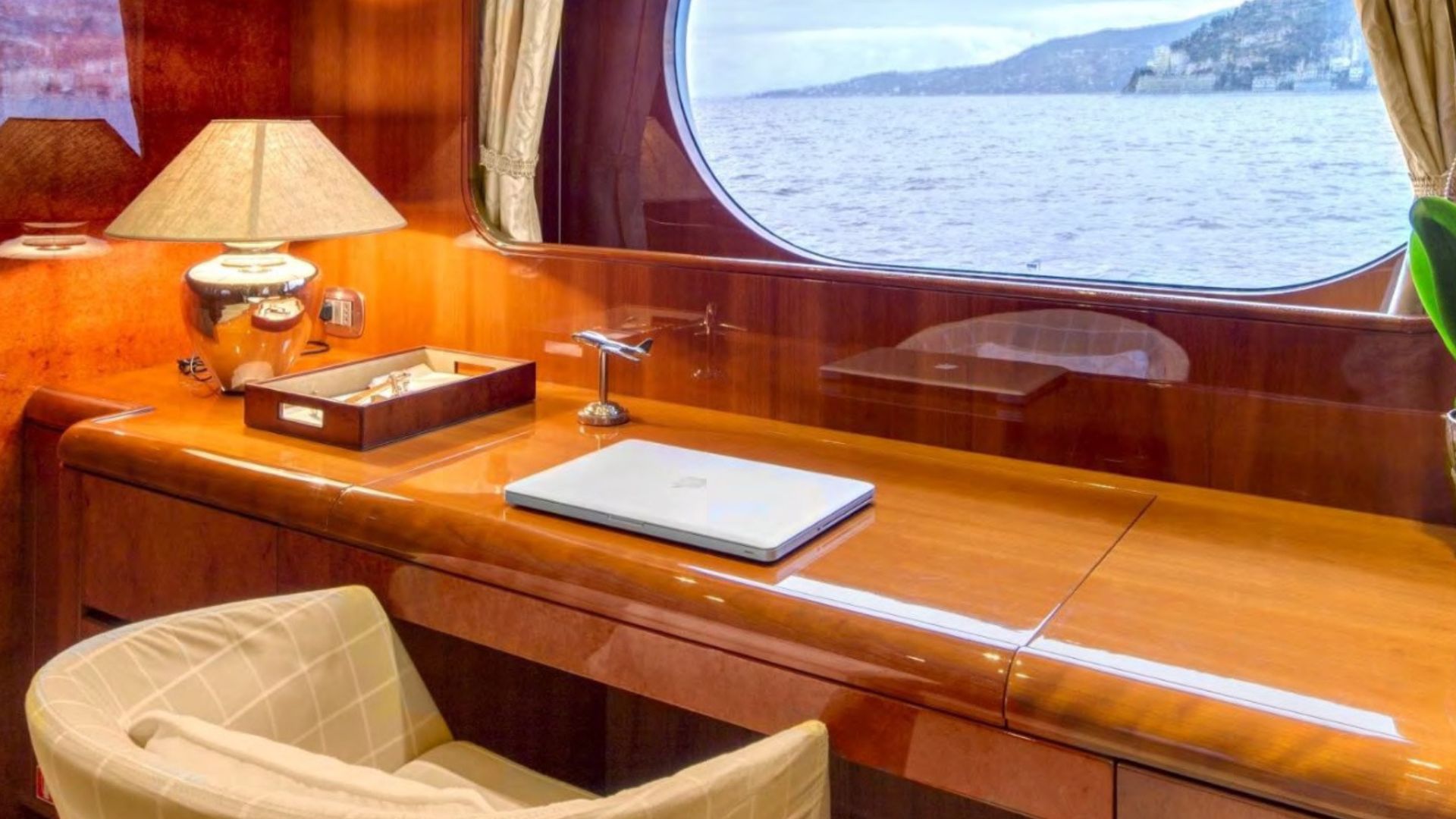 SJfM9_yacht_sales.jpg