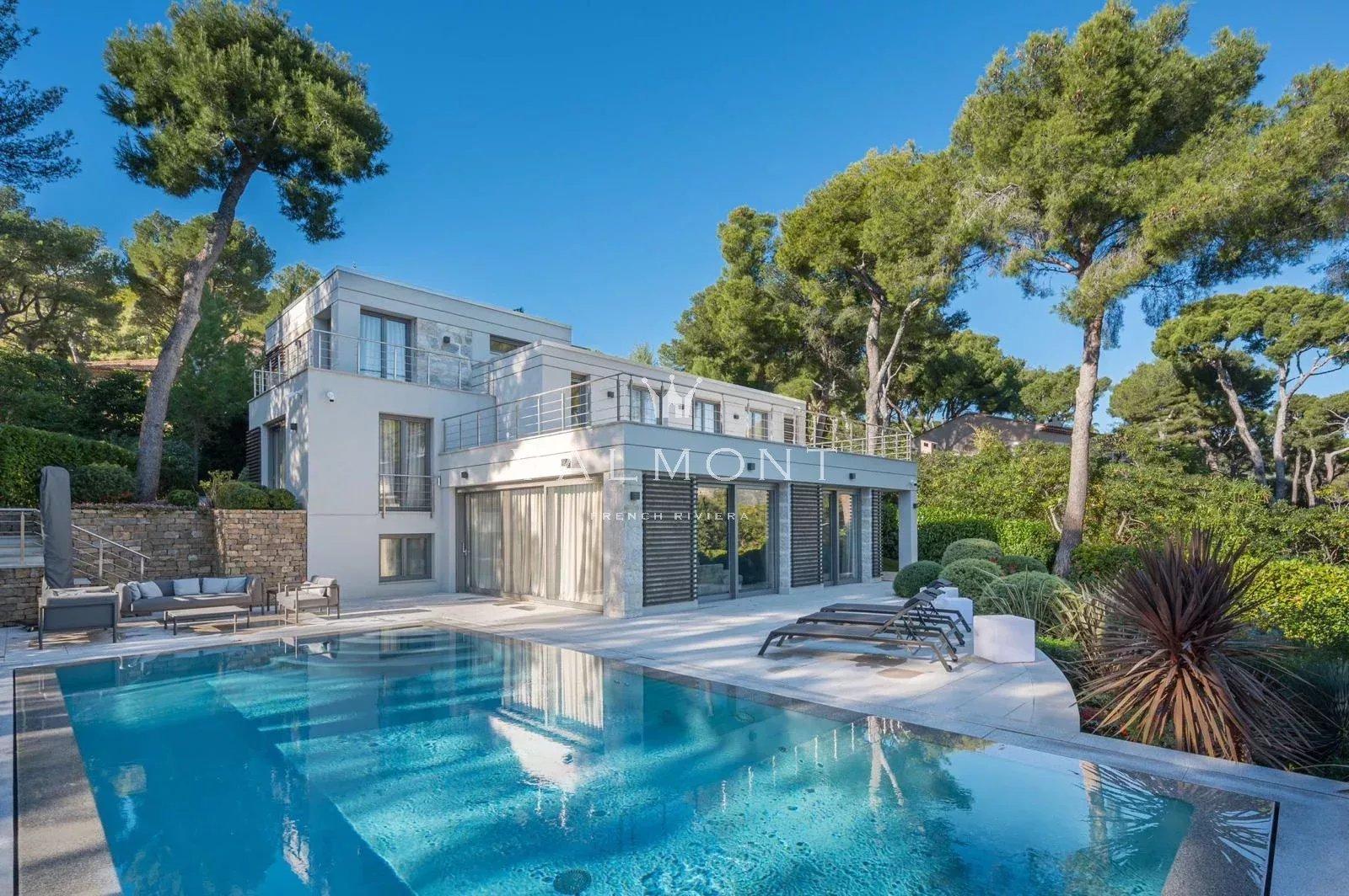 VILLA MODERNE AVEC VUE IMPRENABLE SUR LA MER