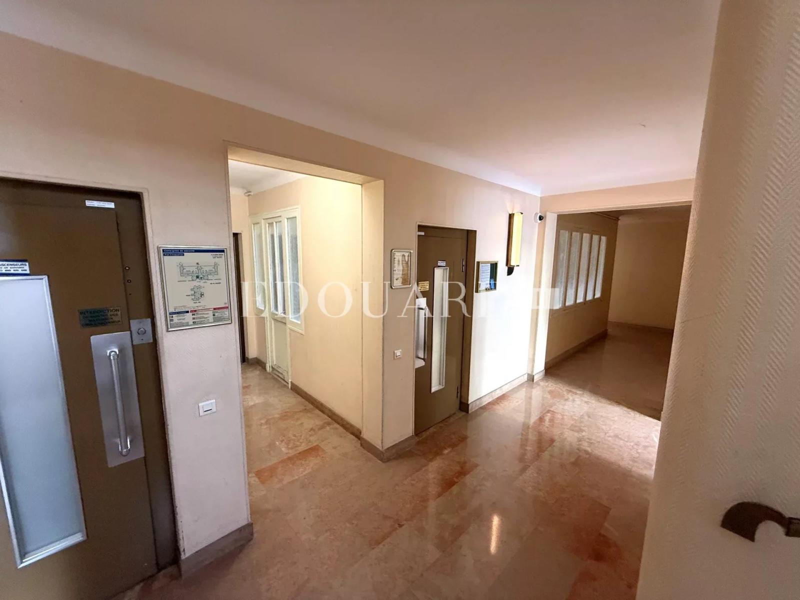 En exclusivité studio en bon état, au deuxième étage d'un immeuble dans le centre de Menton