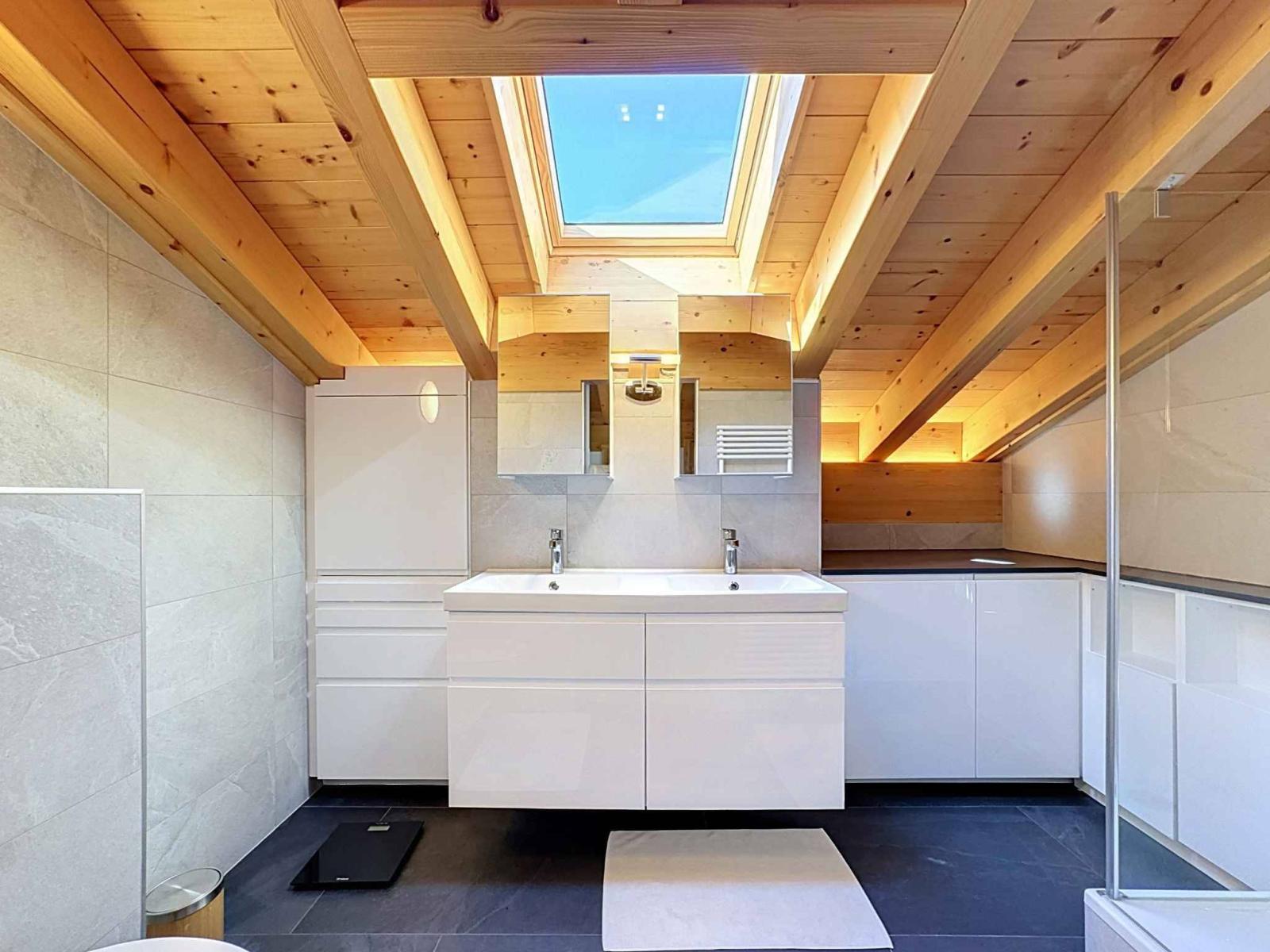 CHALET DE 15,5 PIÈCES
COMPOSÉ DE TROIS APPARTEMENTS INDÉPENDANTS