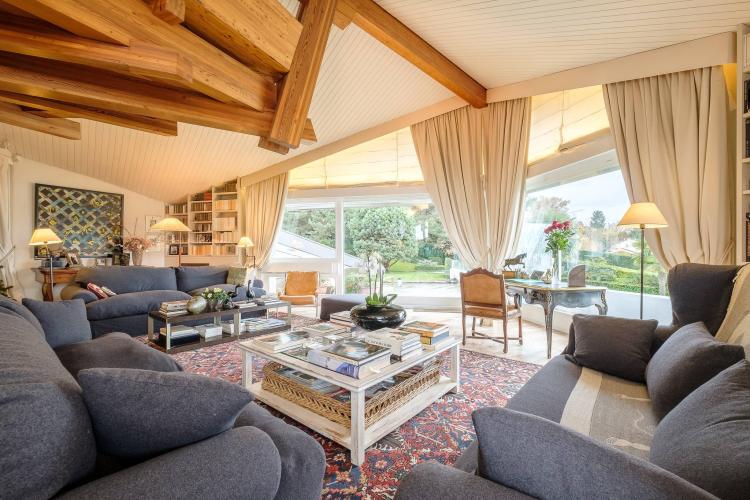 Belle villa d'architecte avec vue panoramique sur le lac