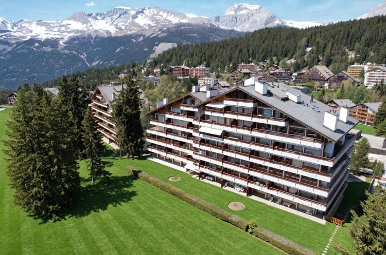 Appartement de 6.5 pièces en attique face au golf avec superbe vue + studio