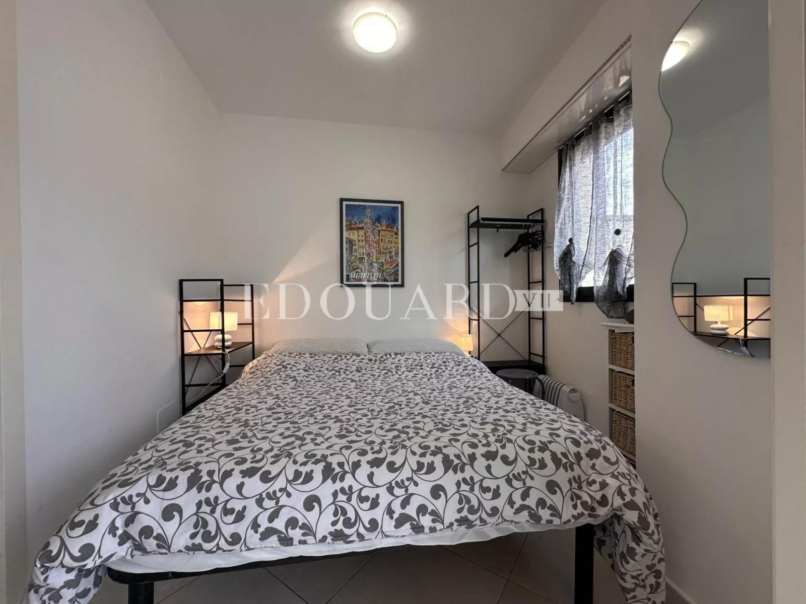 En exclusivité deux pièces en bon état avec terrasse, dans bel immeuble recent en plein centre de Menton