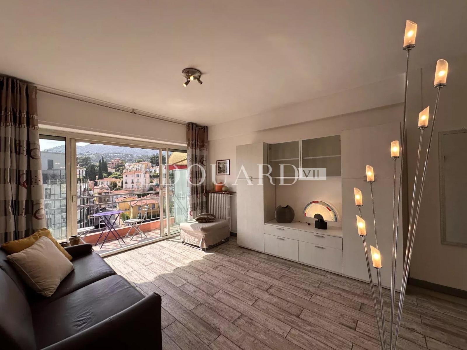 Dans le centre de Menton, en exclusivité grand studio en bon état avec terrasse et agréable vue dégagée