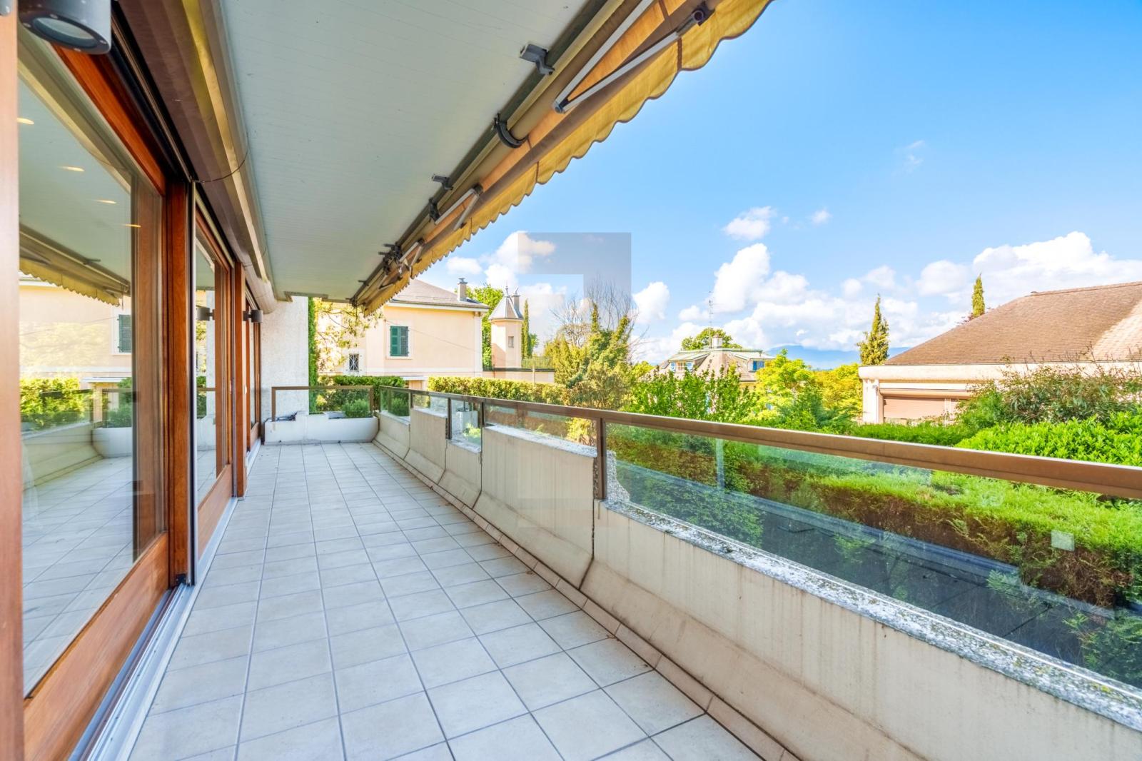 Exceptionnel 6.5 pièces en duplex avec jardin à Champel