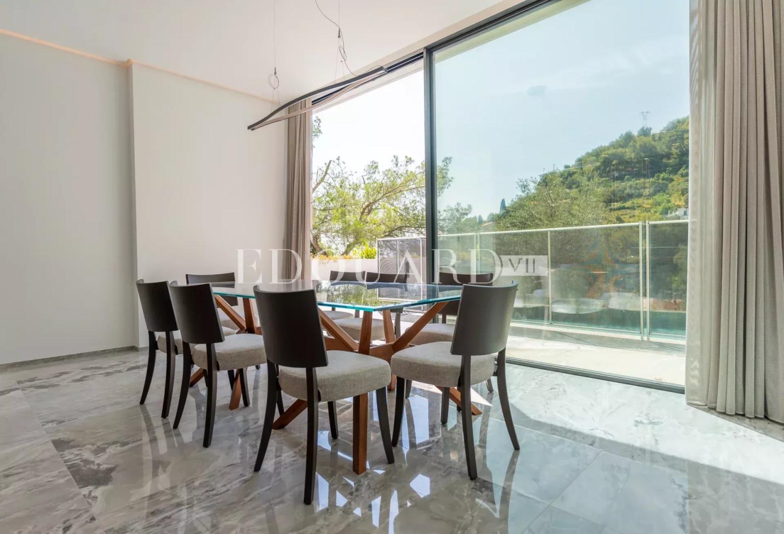 En exclusivité villa neuve avec domotique, ascenseur, grandes terrasses, piscine à débordement et belle vue mer