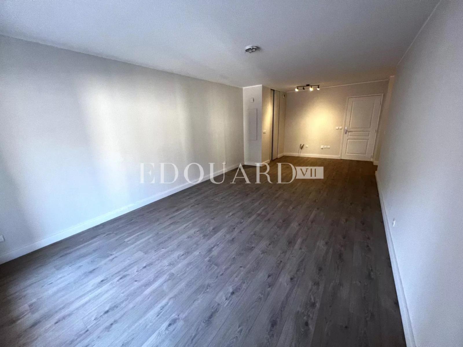 En exclusivité deux pièces complément rénové avec terrasse et parking, au cinquième étage d’un immeuble récent