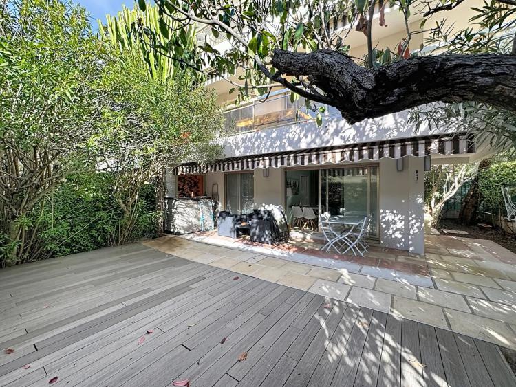 BEAU DEUX PIECES AVEC GRAND JARDIN ET GARAGE