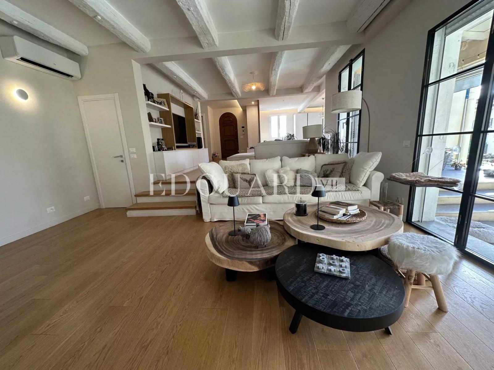 En exclusivité villa superbement rénovée avec piscine, jardin plat, grand garage et vaste parking extérieur