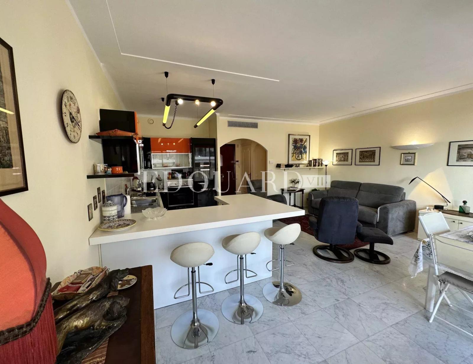 En exclusivité spacieux deux pièces en excellent état avec terrasse, agréable vue mer et possibilité parking