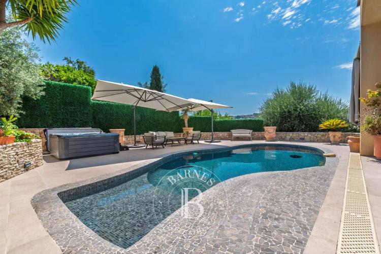 Vence – Villa au cœur d’un domaine fermé - 5 chambres - vue village et collines