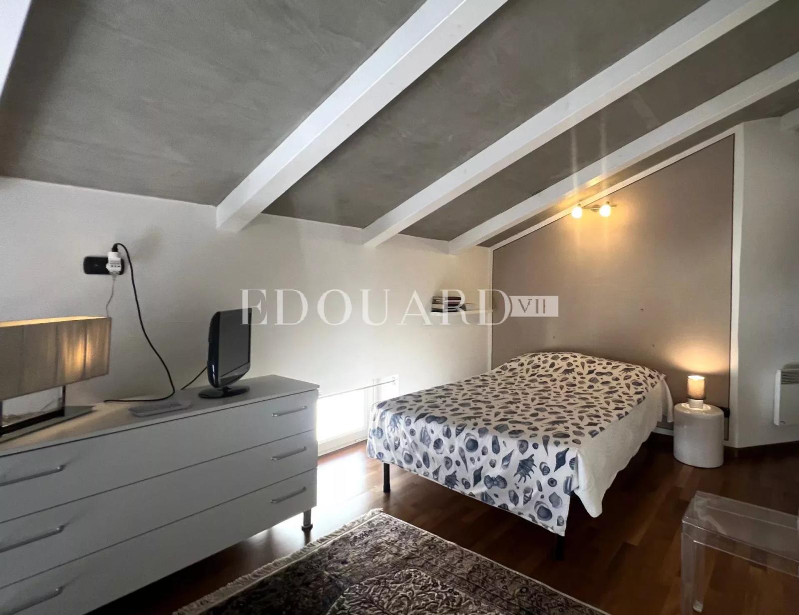 En exclusivité petit trois pièces en très bon état avec deux chambres en mezzanine, proche commerces et écoles