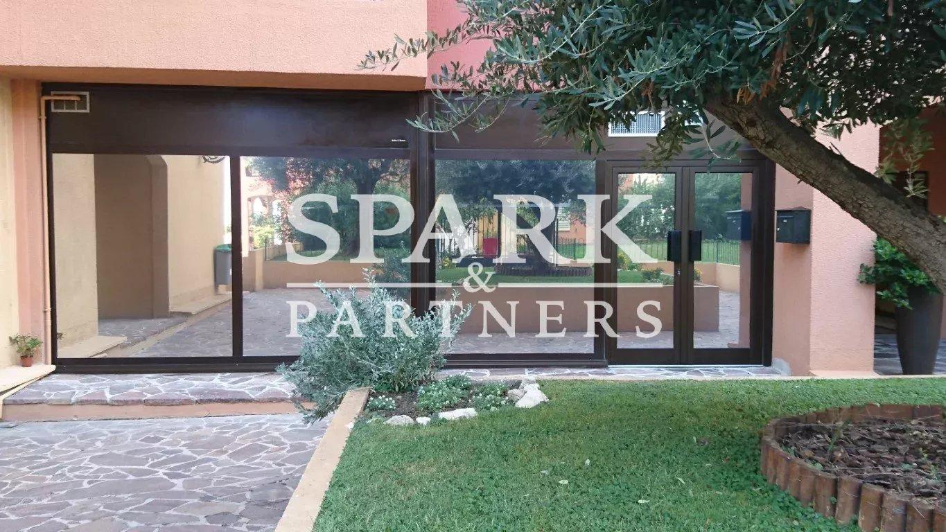 Monaco - Fontvieille - Bureau avec grande vitrine