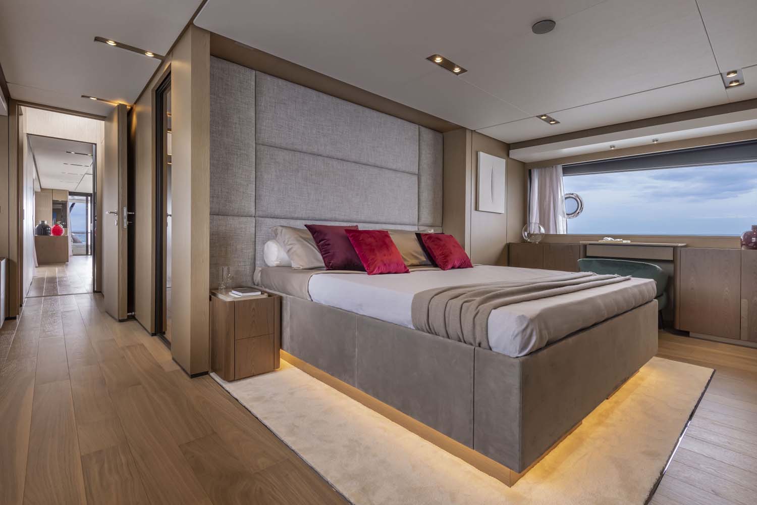 6d32f_jh0jz_ferrettiyachts1000-mega-yacht-de-luxe-a-vendre-interior-bedroom.jpg