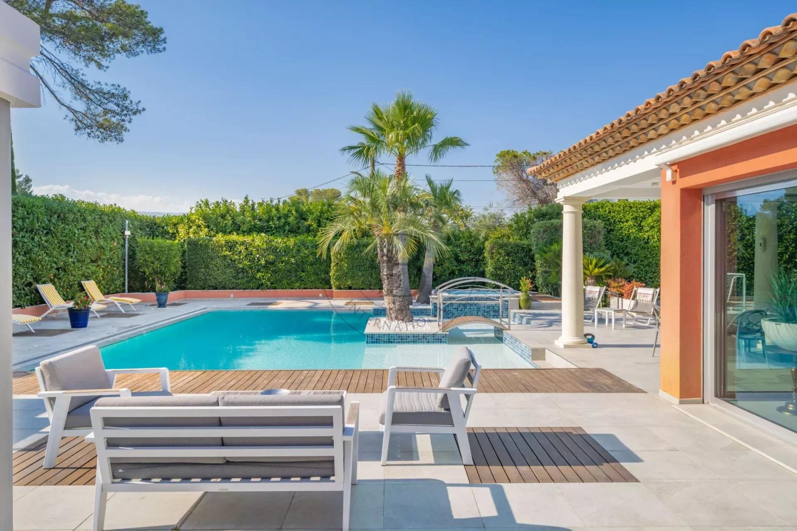 MOUGINS - VILLA DE PLAIN PIED - PROCHE CANNES