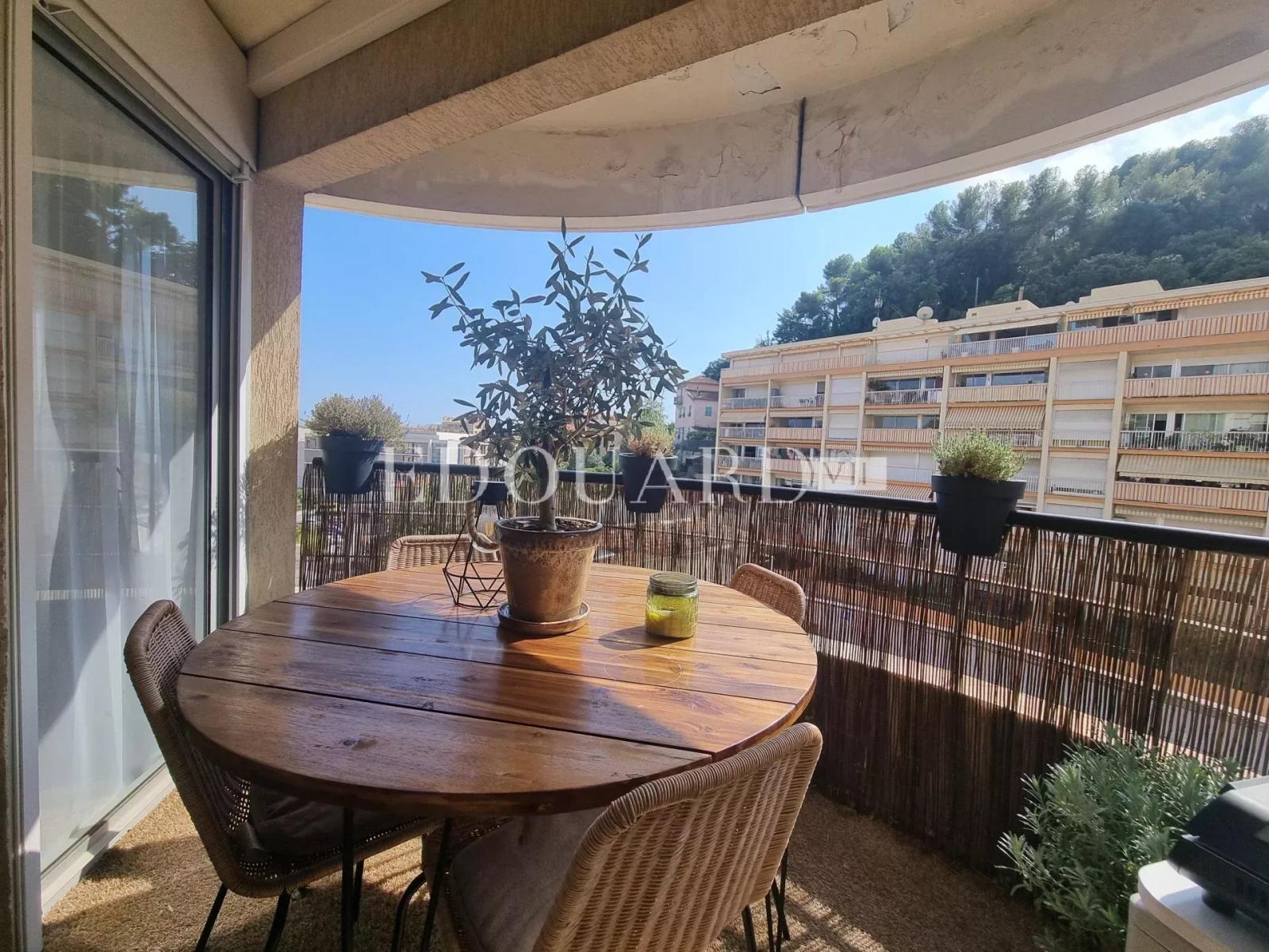 En exclusivité splendide quatre pièces traversant, entièrement rénové avec terrasse et garage