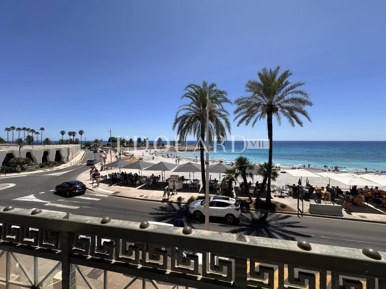 En exclusivité deux pièces à vendre avec terrasse et splendide vue mer, dans immeuble face aux plages