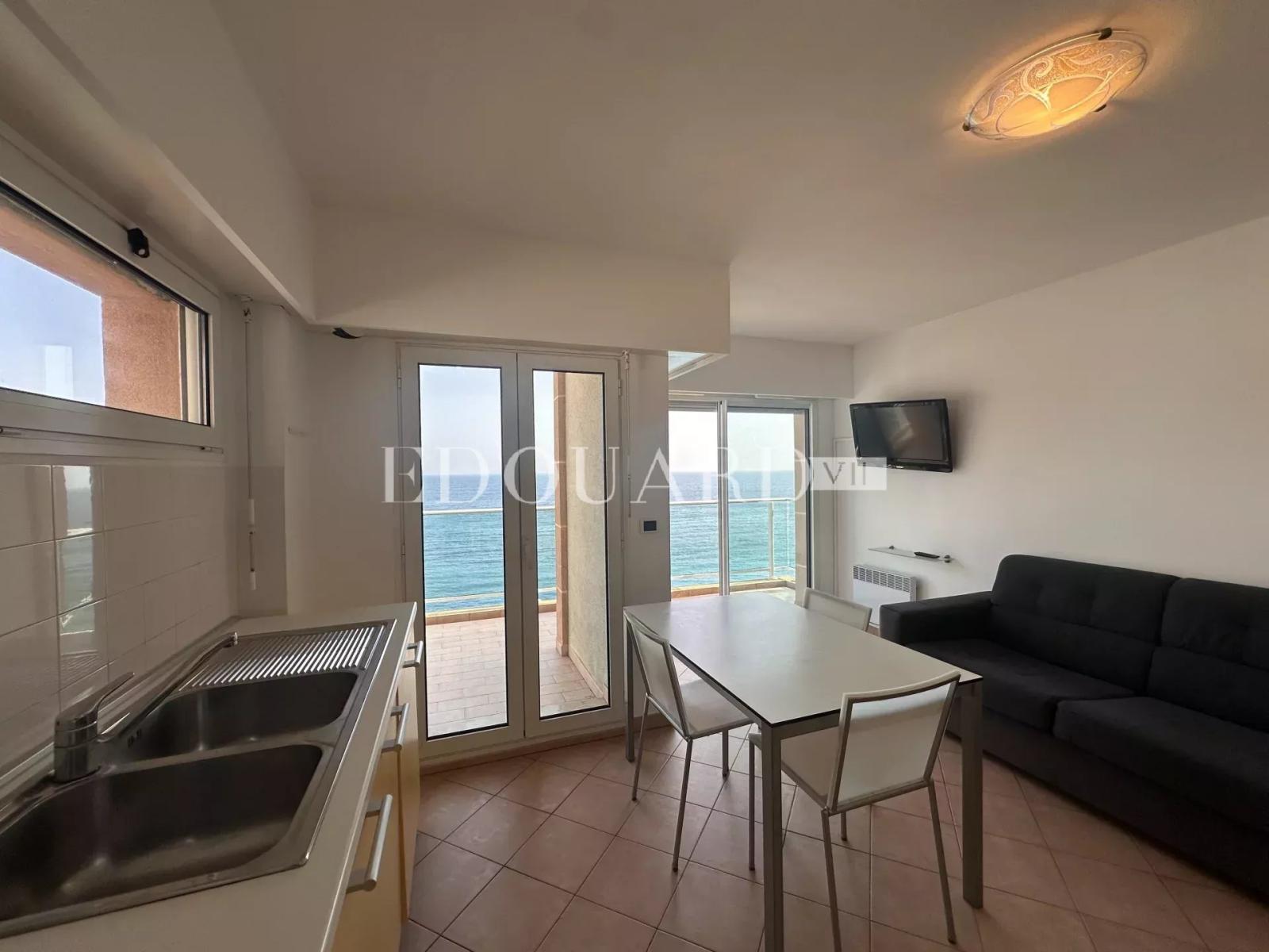 En exclusivité deux pièces avec terrasse, magnifique vue mer, spectaculaire solarium, spacieux parking