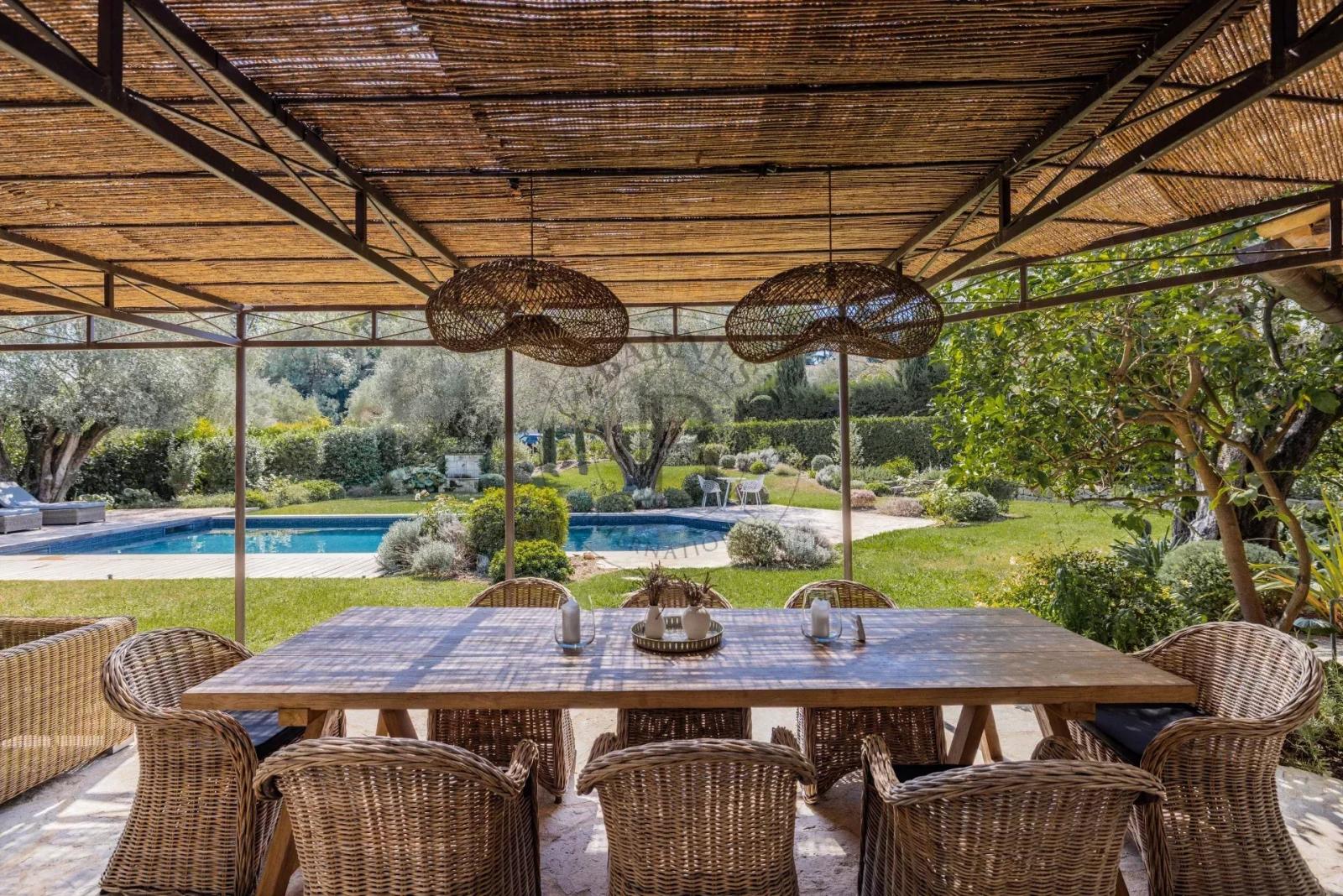 MOUGINS - VILLA RECEMMENT RENOVEE DANS UN DOMAINE CONFIDENTIEL