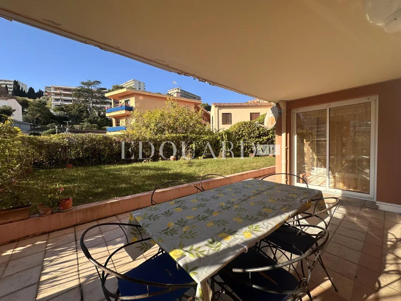 En exclusivité trois pièces traversant à vendre avec grande terrasse couverte vaste jardin