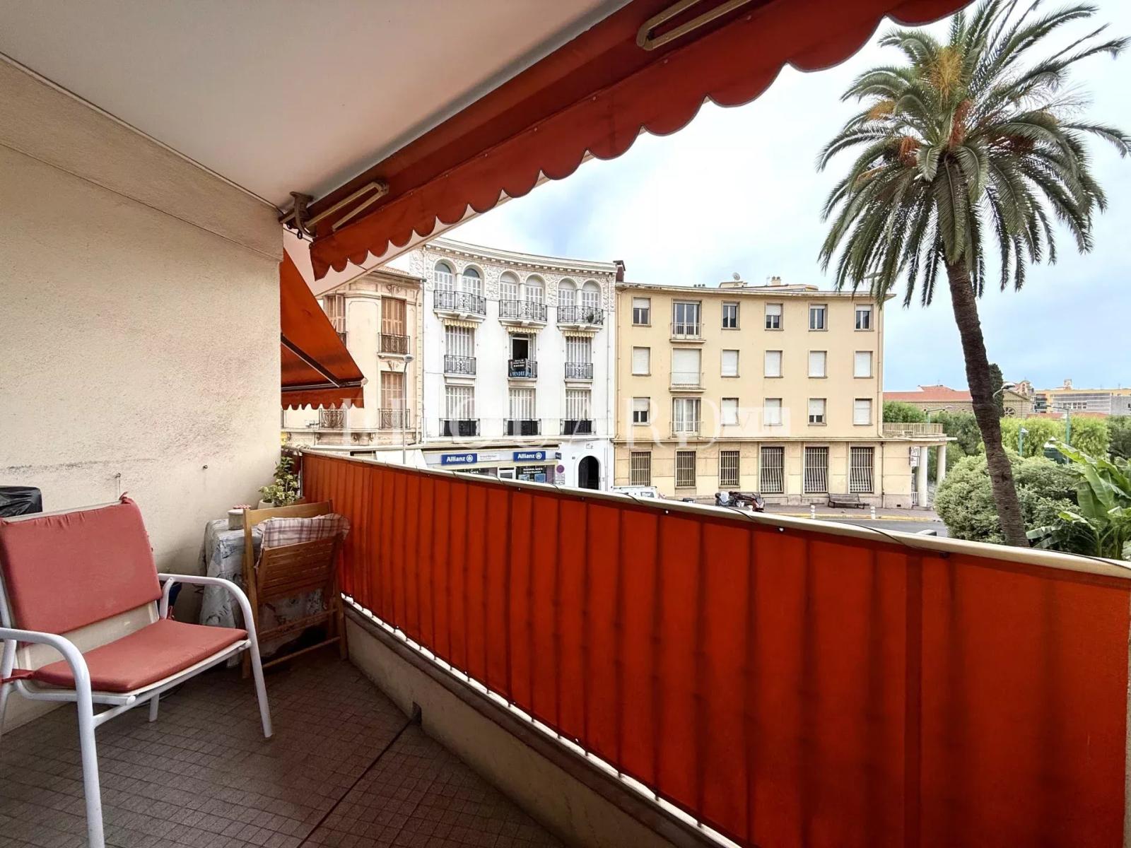 Spacieux deux pièces avec terrasse, au premier étage d’un bel immeuble dans le centre de Menton