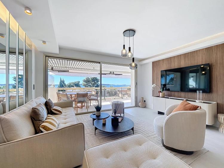 APPARTEMENT 4 PIECES - CANNES PALM BEACH - VUE MER