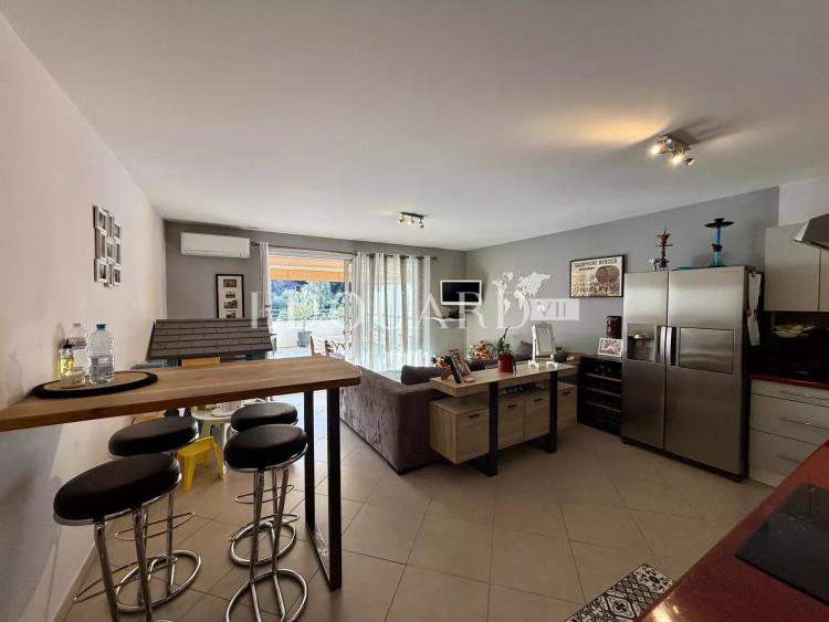 Bel trois pièces en excellent état dans résidence moderne avec piscine et performante sur le plan énergétique