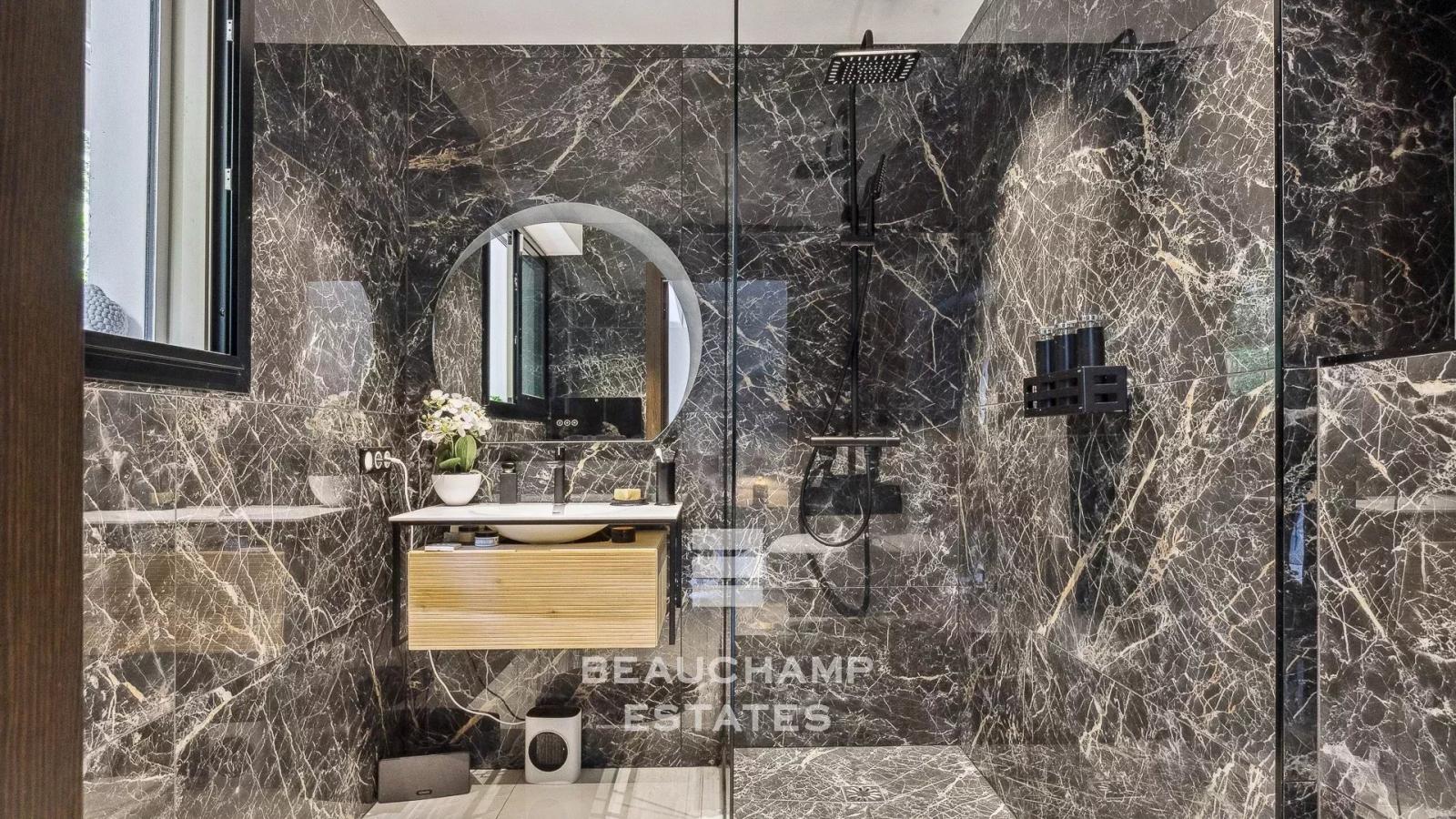 Appartement contemporain avec vue collines