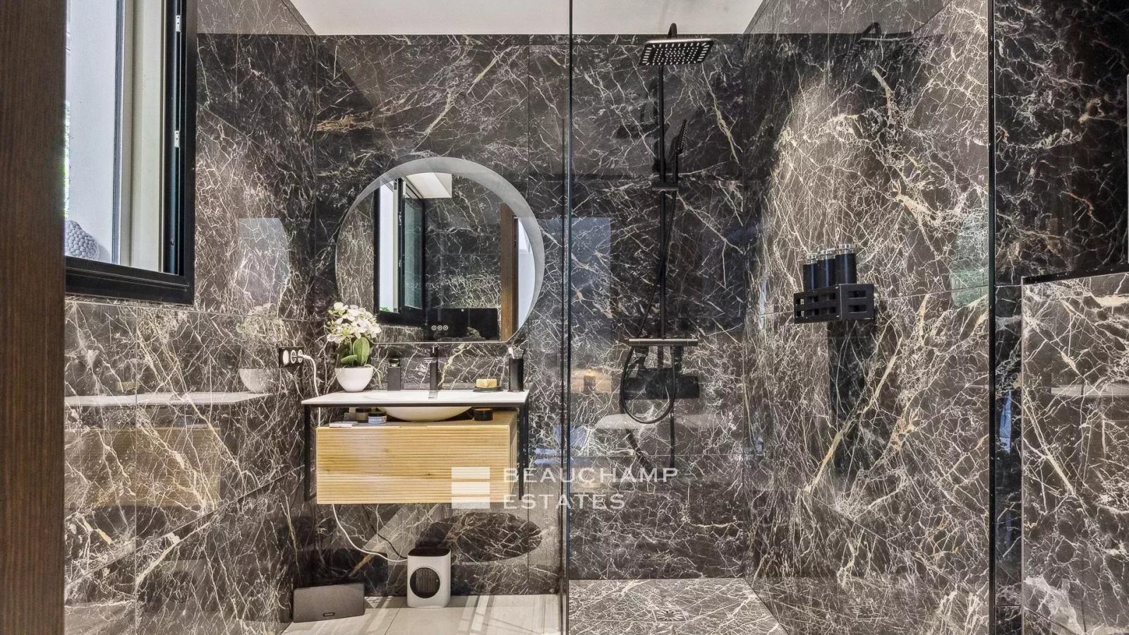 Appartement contemporain avec vue collines