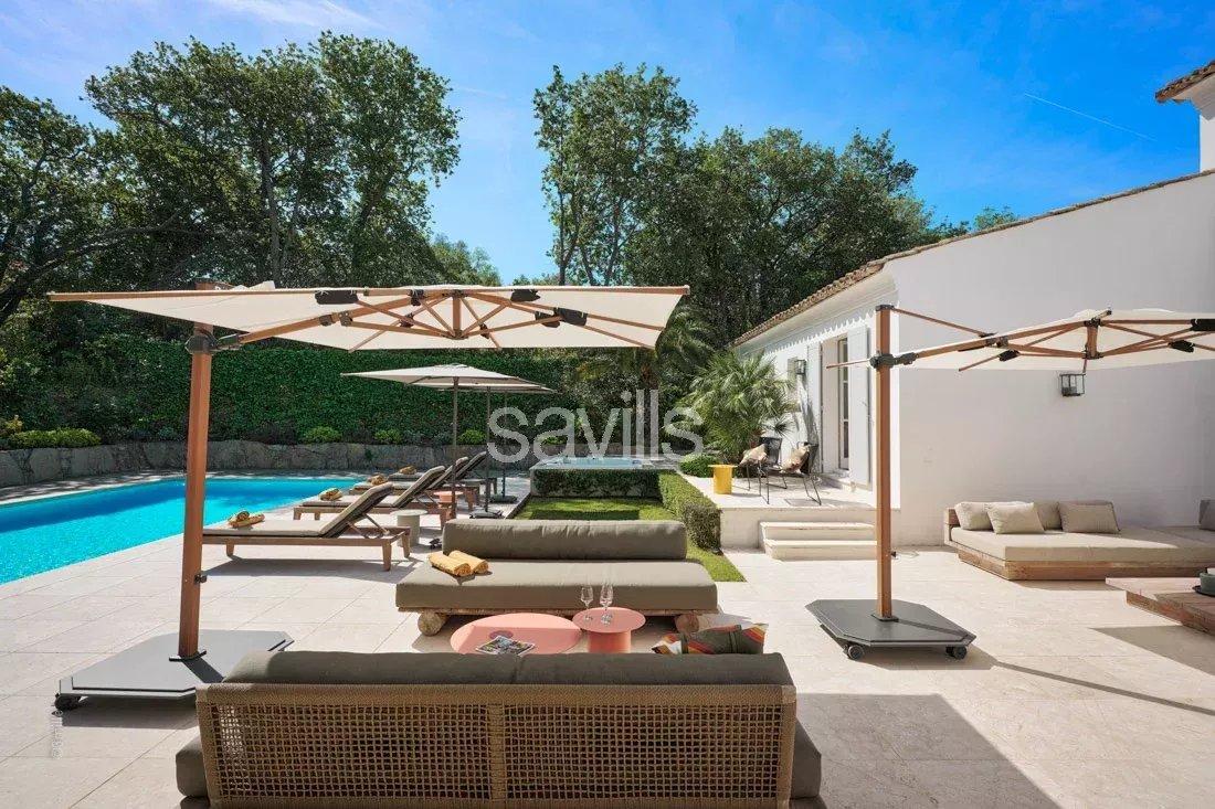 Élégante villa avec piscine, jardin et jacuzzi, à pied du centre de Saint-Tropez