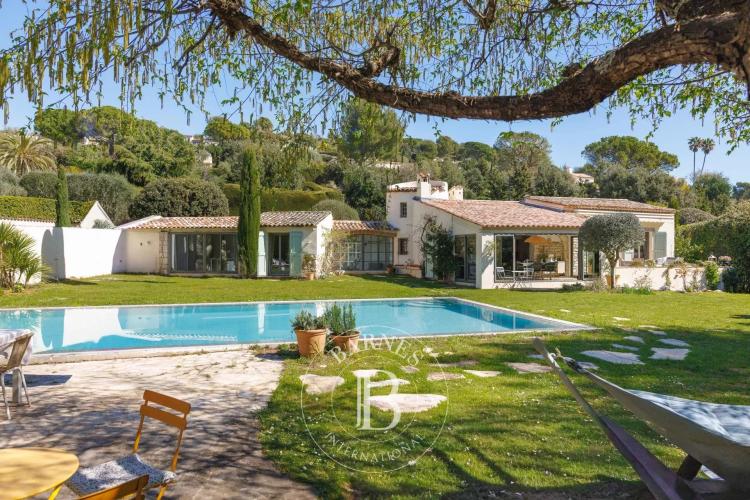 La colle-sur-Loup - Villa de plain-pied rénovée avec piscine sur un terrain plat paysager