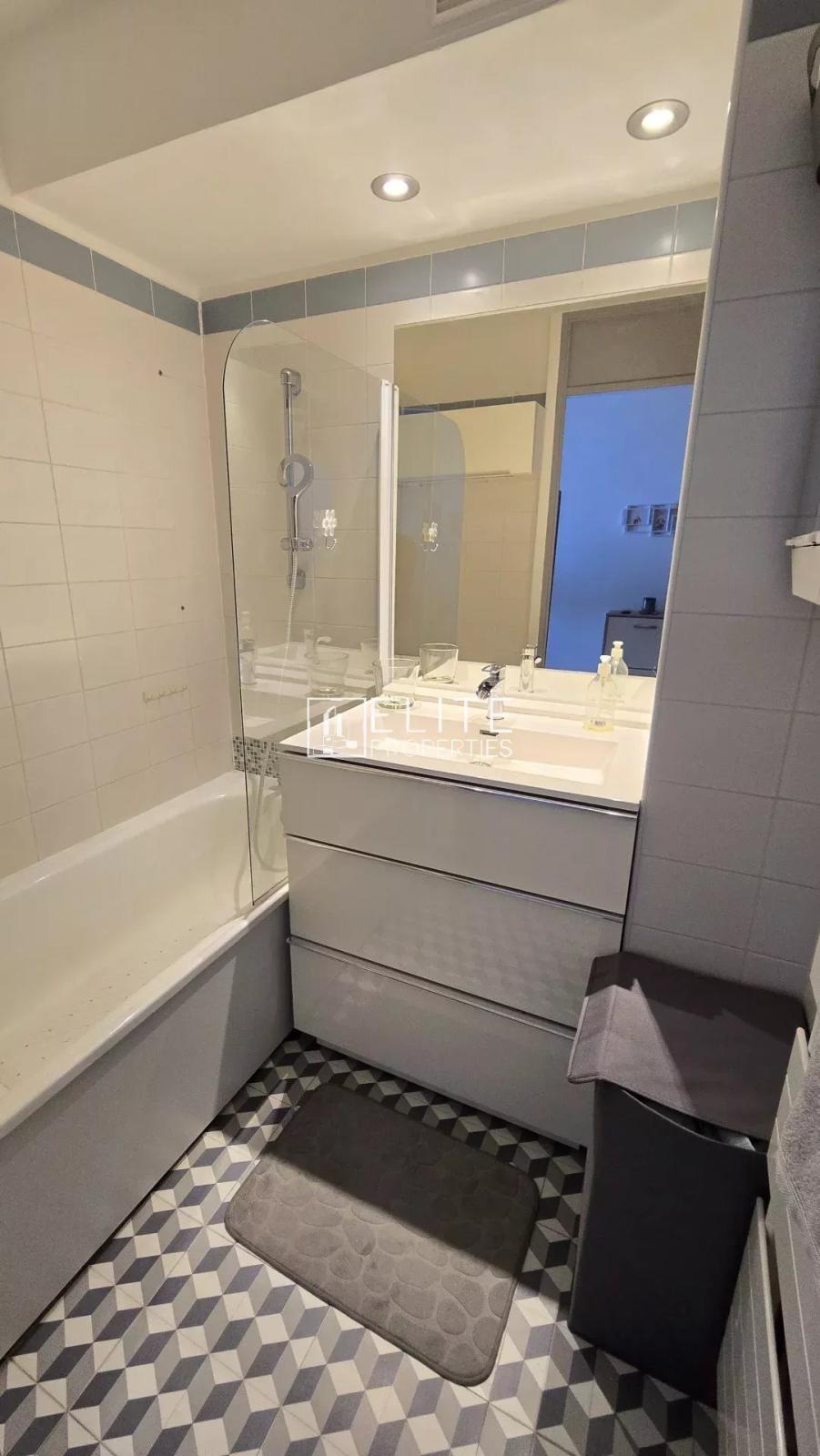 APPARTEMENT 2 PIÈCES DE 36 m² – VUE MER PANORAMIQUE – PISCINE & PARKING – THEOULE-SUR-MER
