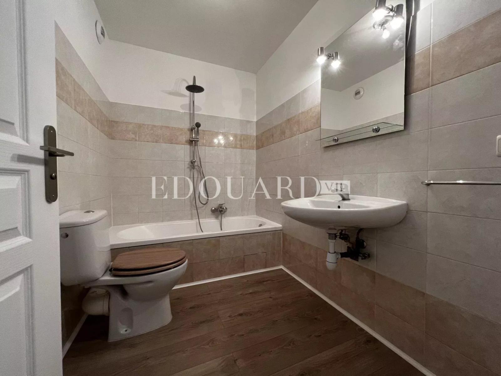 En exclusivité deux pièces complément rénové avec terrasse et parking, au cinquième étage d’un immeuble récent