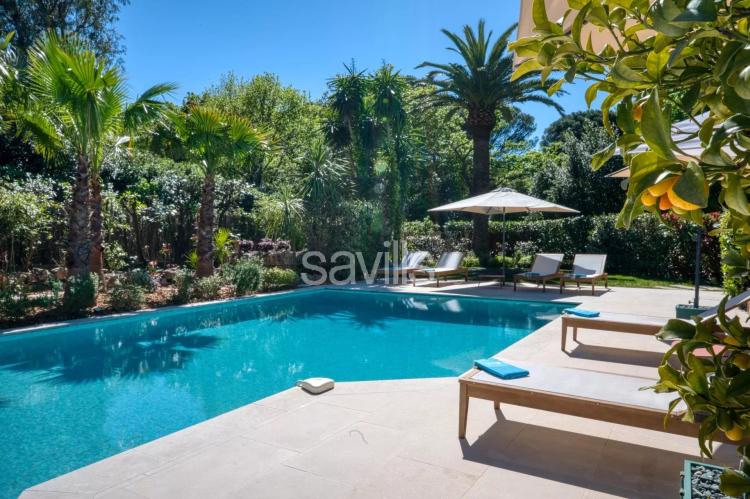 Villa de charme avec piscine et 6 suites proche du centre et accès facile aux plages