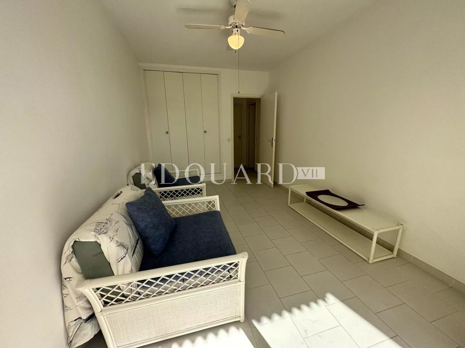 En exclusivité deux pièces traversant avec terrasse couverte, grand jardin, cave et garage