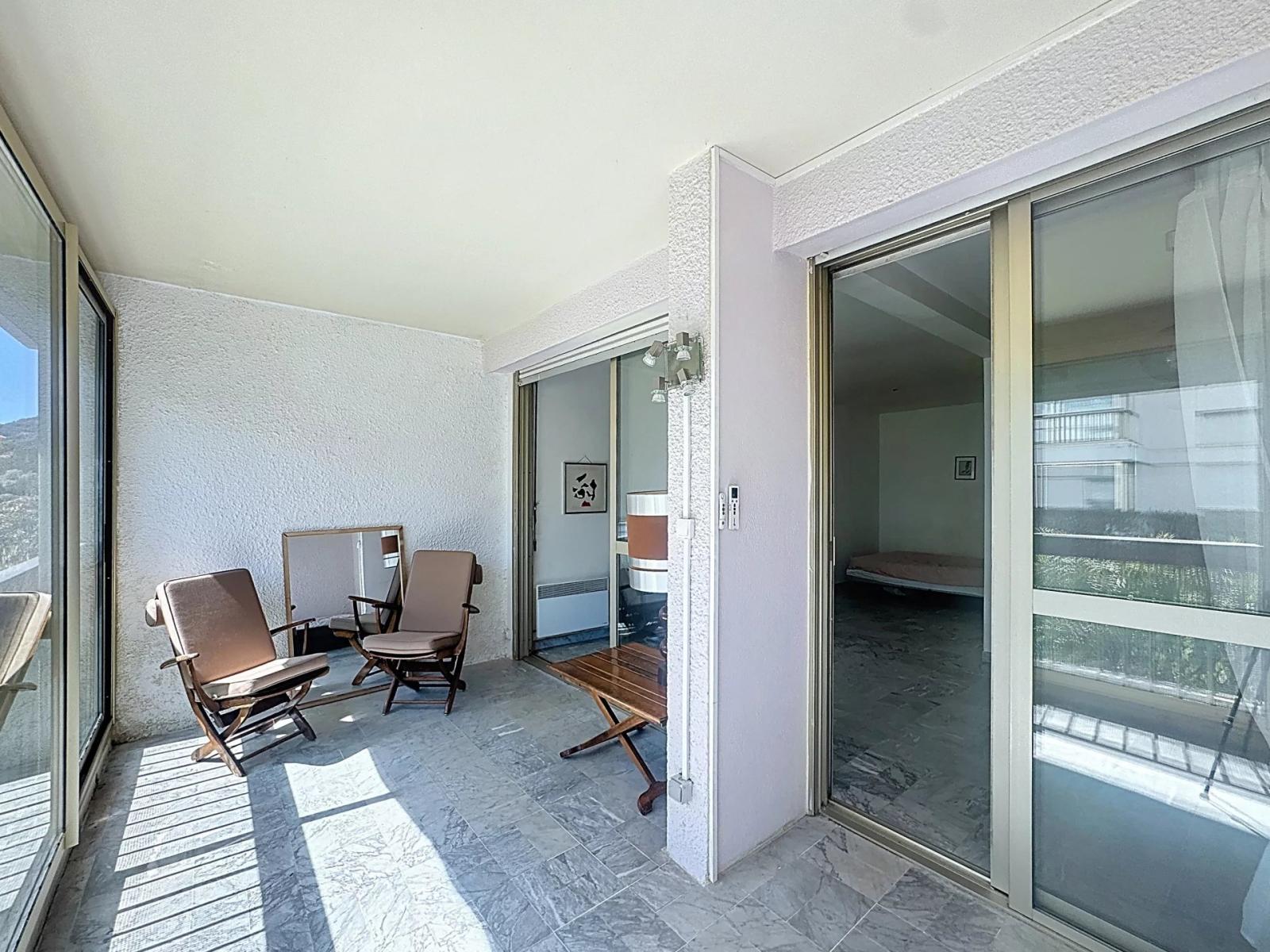 EXCLUSIVITÉ – GRAND STUDIO – À 20 MÈTRES DE LA PLAGE – CAVE & PARKING