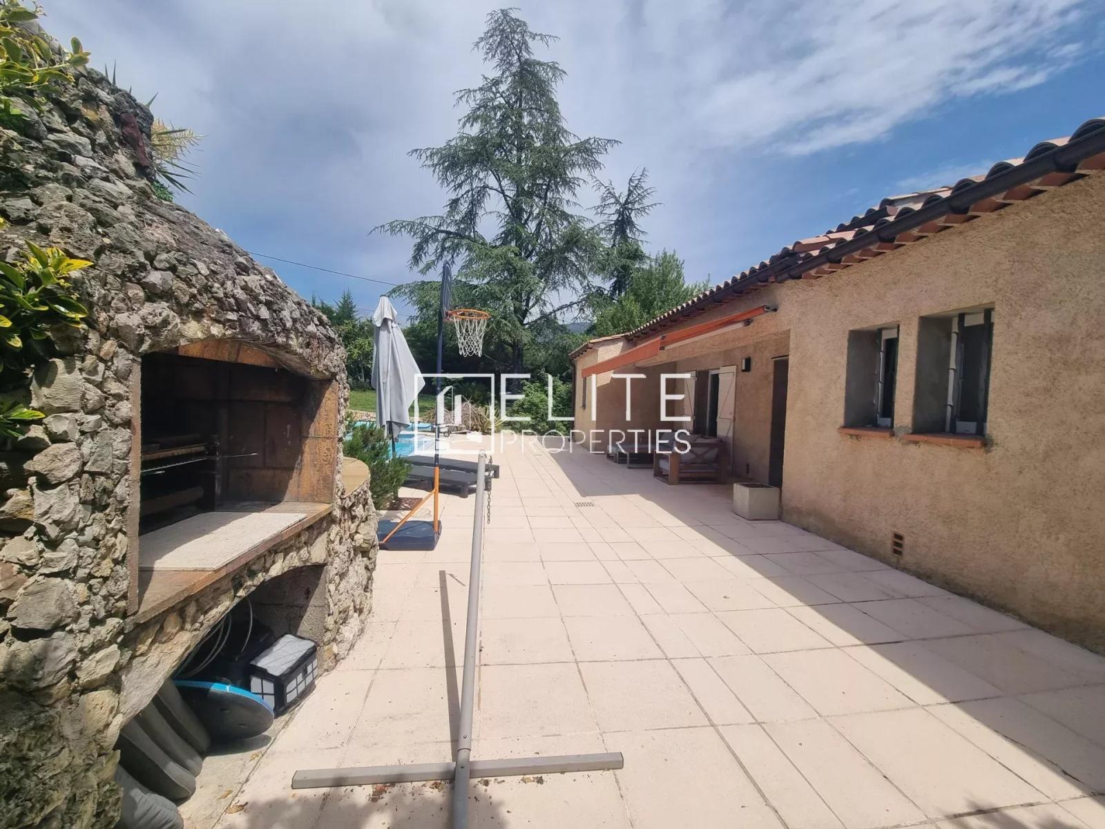 À VENDRE – Maison 5 pièces de plain-pied avec piscine – secteur calme et recherché