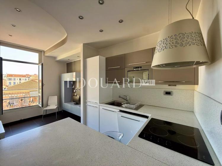 En exclusivité charmant deux pièces à vendre, dans joli immeuble ancien en plein centre de Menton