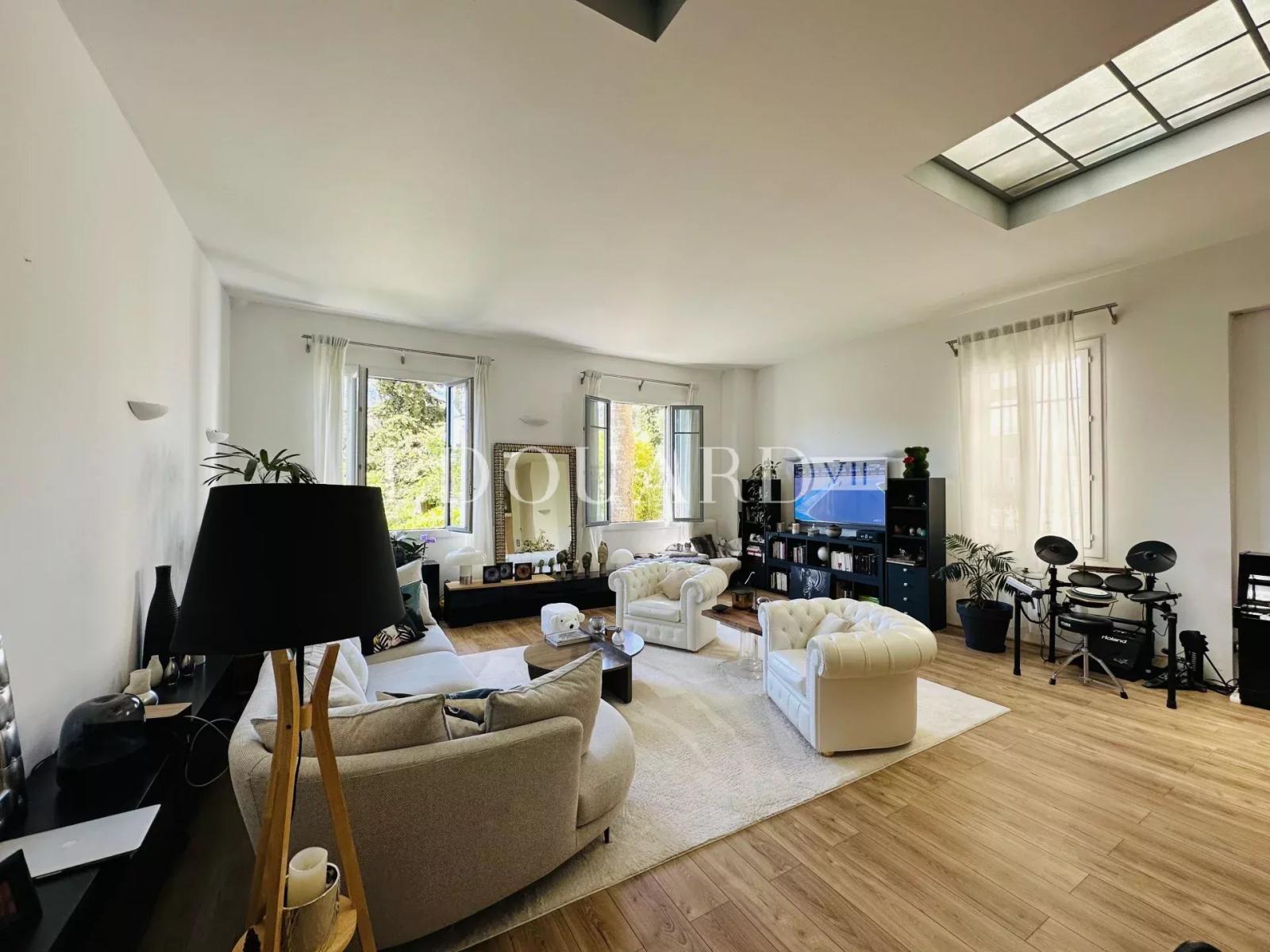 Magnifique quatre pièces entièrement rénové, au premier étage d'un immeuble classé de grand standing