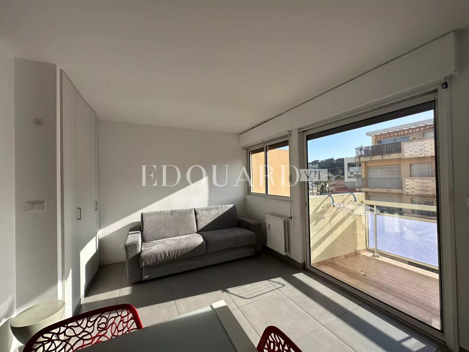 En exclusivité charmant studio finement rénové avec  balcon, vue mer latérale et possibilité garage