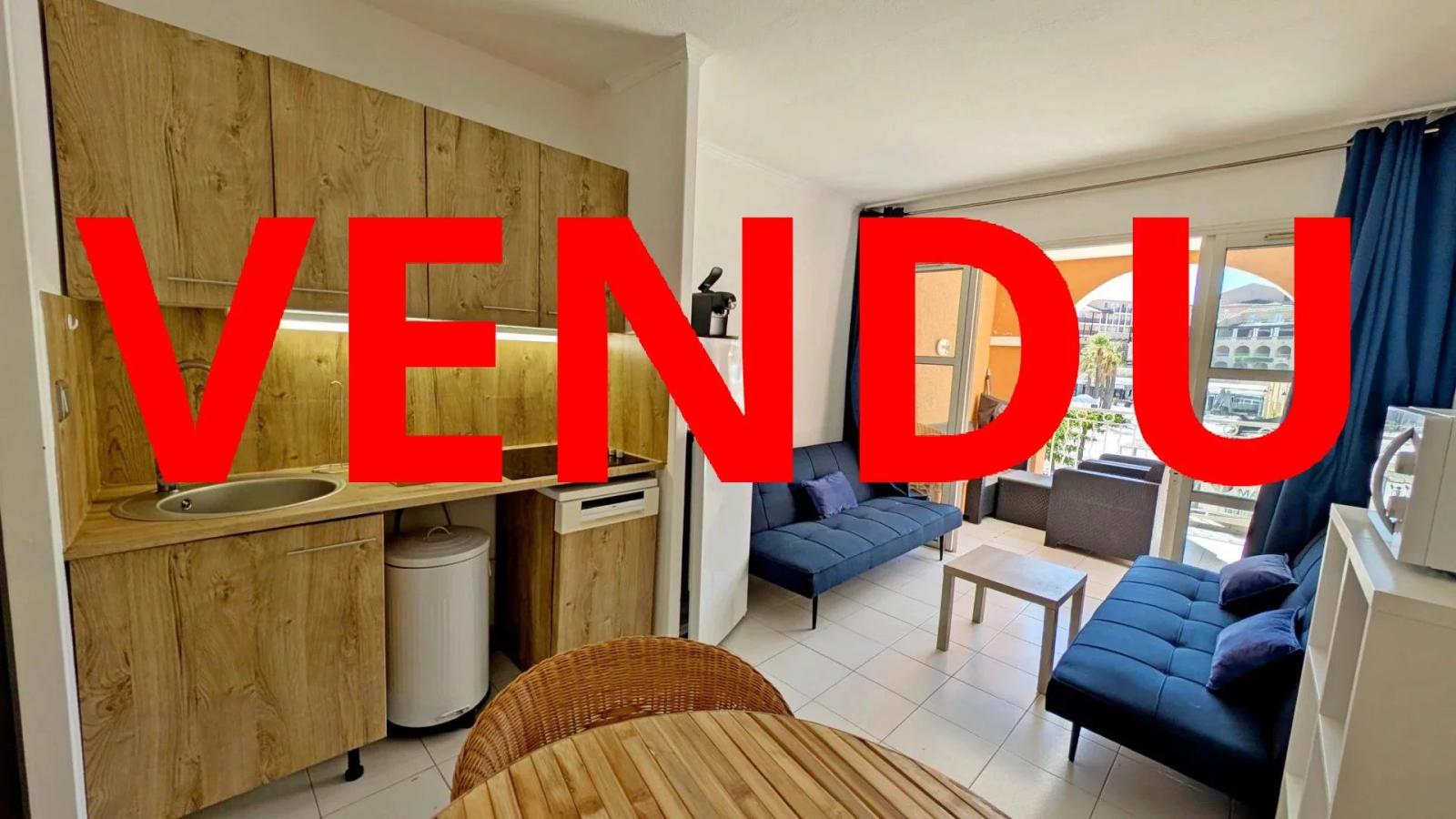 VENDU Agay Cap Esterel, dans le centre,  beau studio cabine équipé pour 4 personnes. Belle terrasse couverte