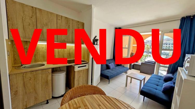 VENDU Agay Cap Esterel, dans le centre,  beau studio cabine équipé pour 4 personnes. Belle terrasse couverte
